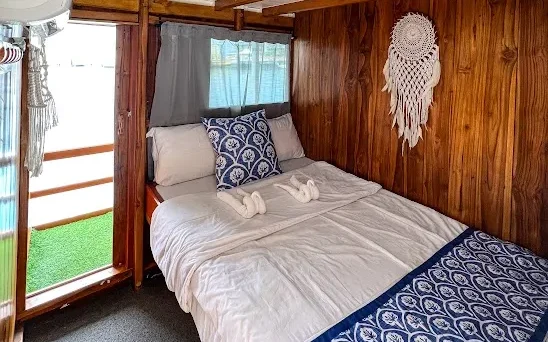 Dinara Cruise Phinisi } Boat Komodo Trip