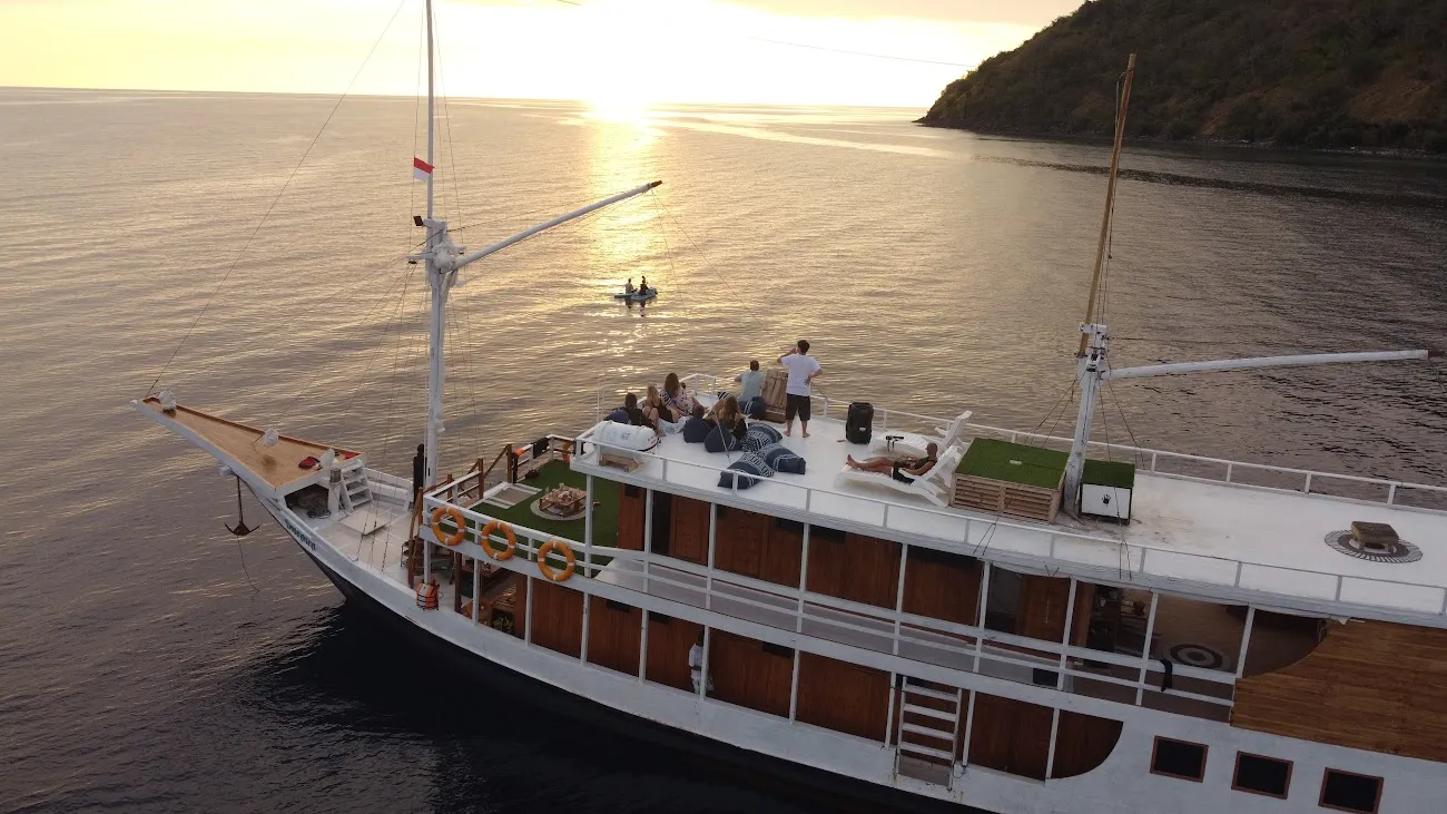 Dinara Cruise Phinisi } Boat Komodo Trip