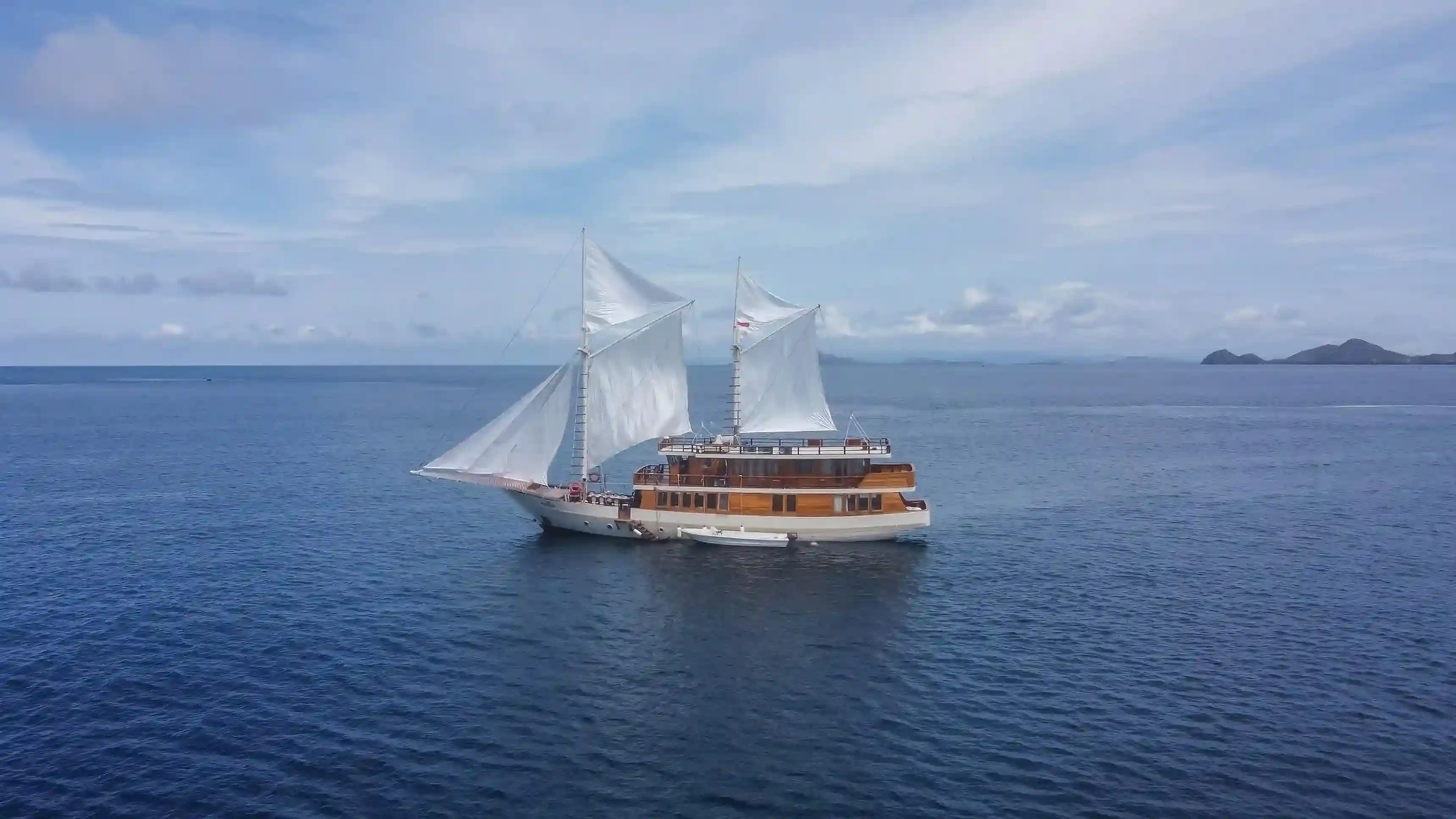 Exteriror | Elrora Cruise Phinisi by Boat Komodo Trip