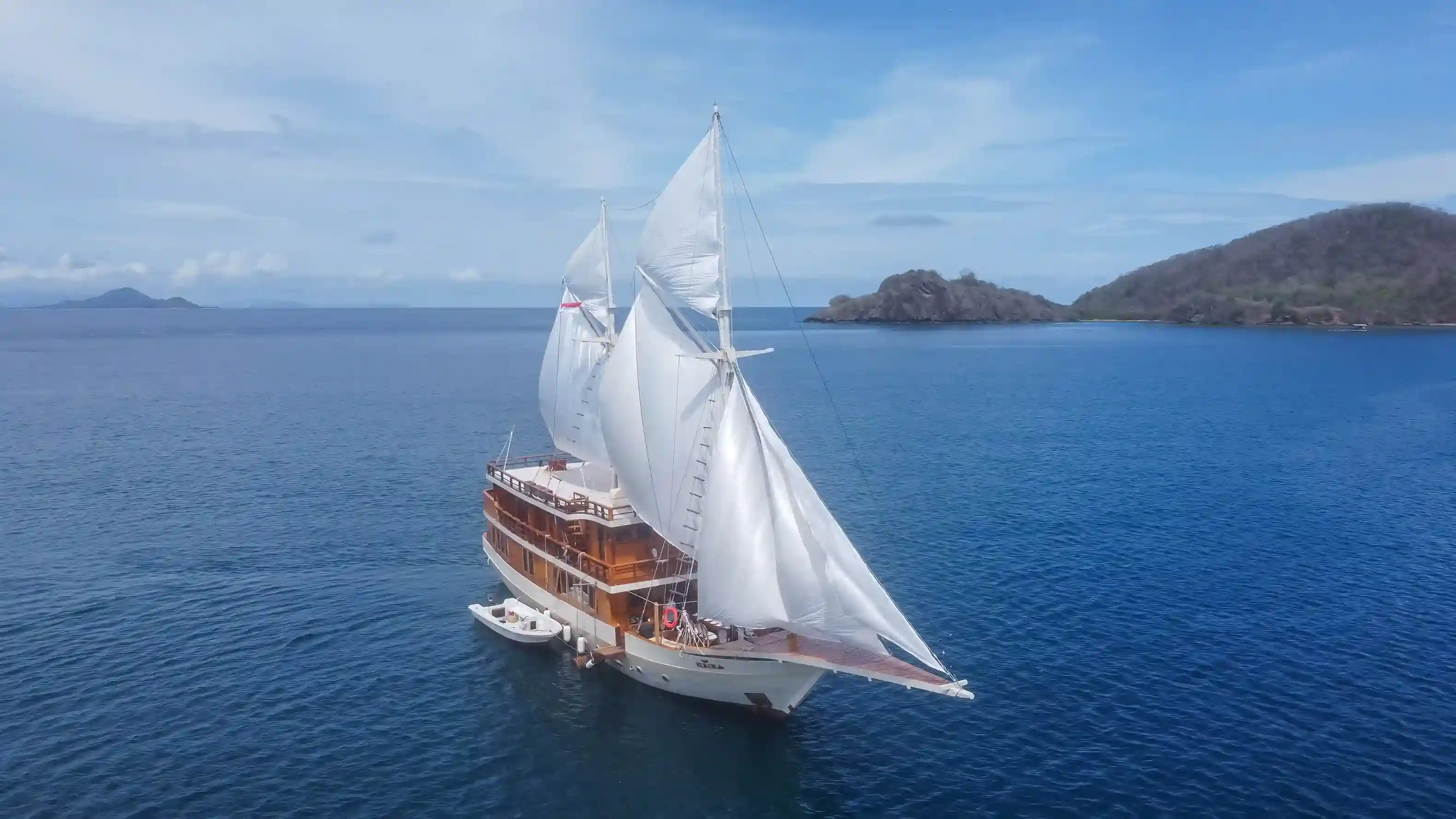 Exteriror | Elrora Cruise Phinisi by Boat Komodo Trip