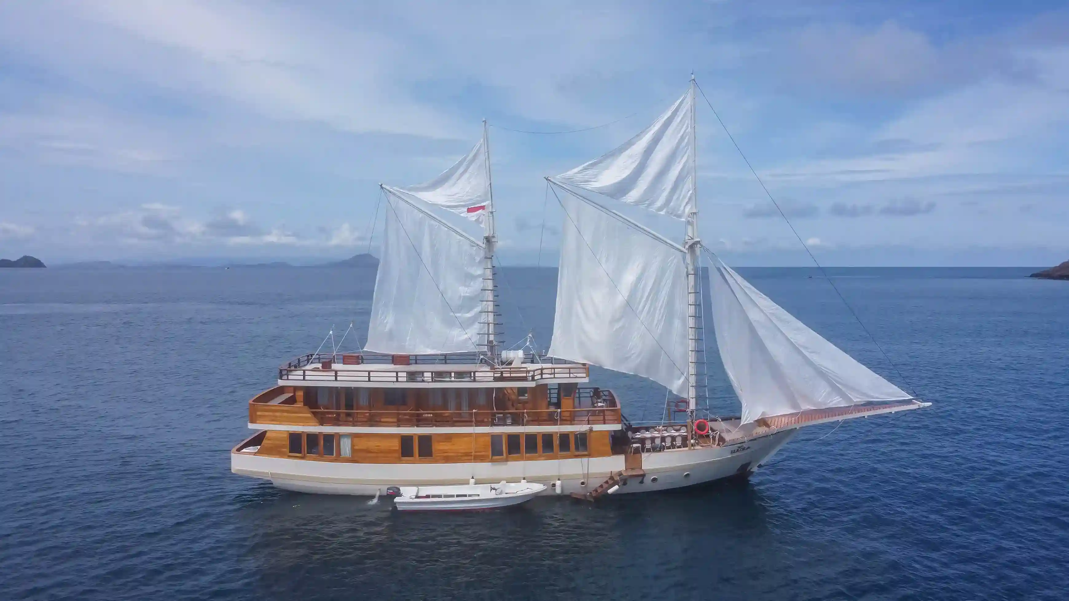Exteriror | Elrora Cruise Phinisi by Boat Komodo Trip