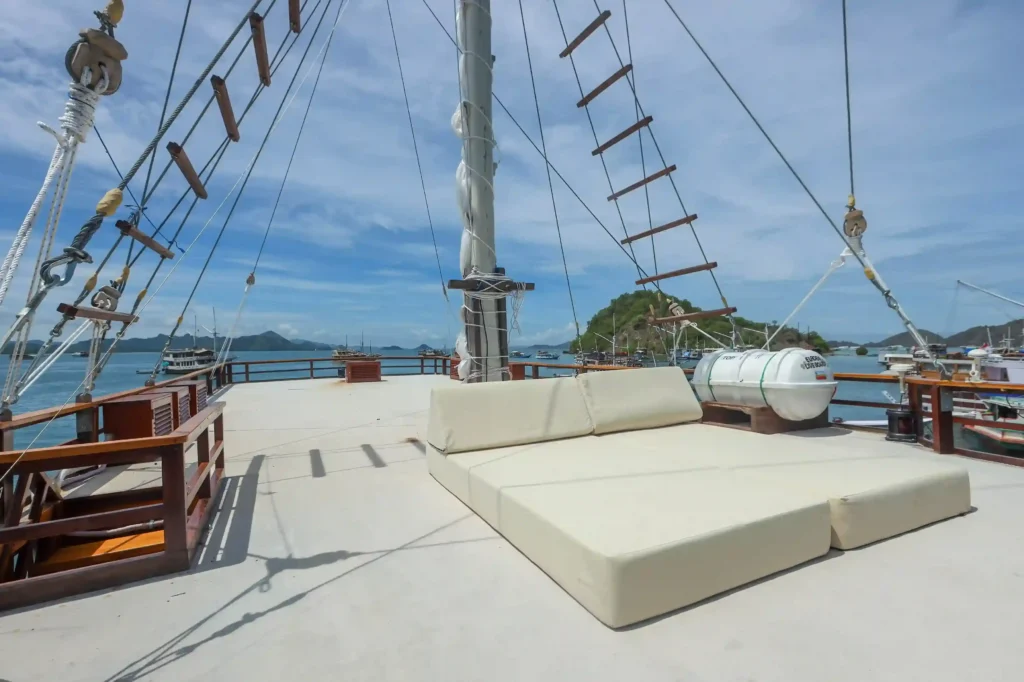 Sundeck | Elrora Phinisi Liveaboard | Boat Komodo Trip