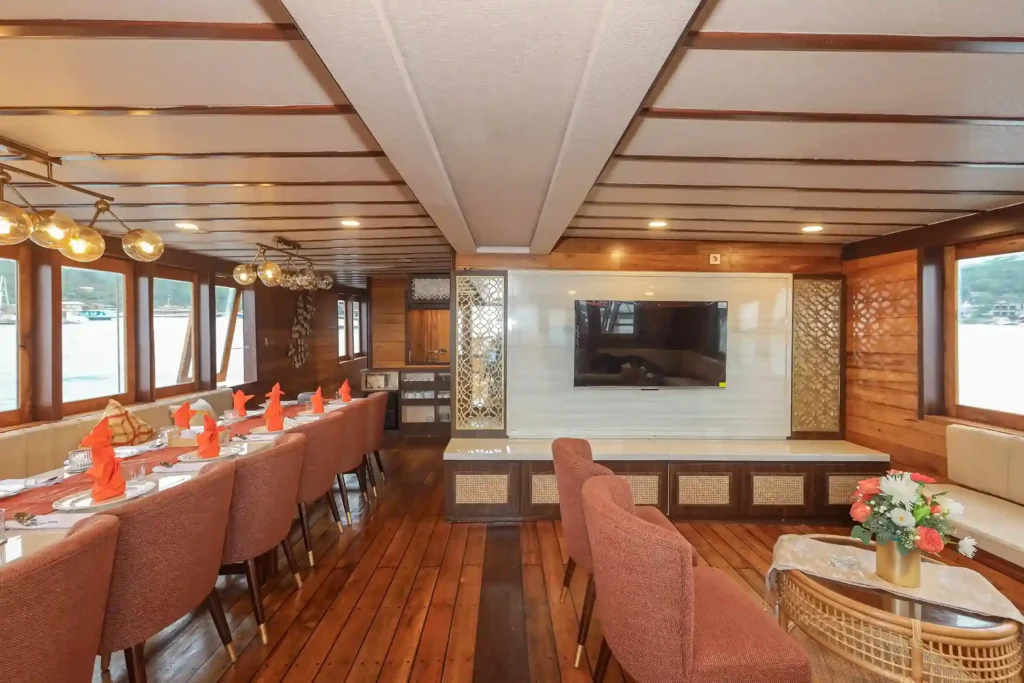 Living Room | Elrora Phinisi Liveaboard | Boat Komodo Trip
