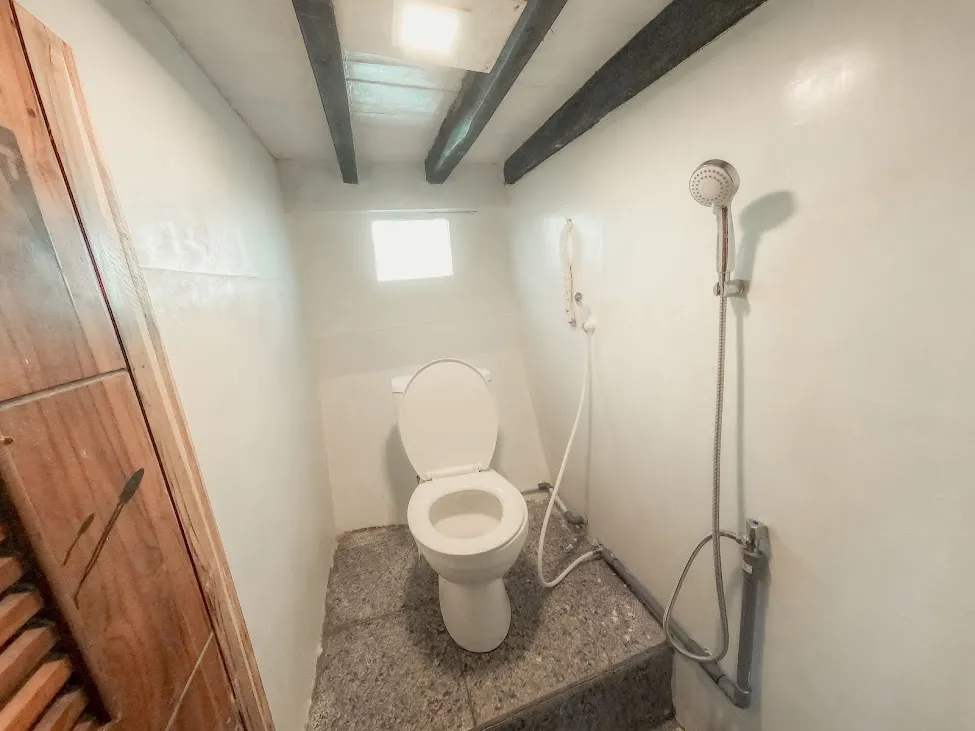 Toilet Almadira Phinisi | Boat Komodo Trip