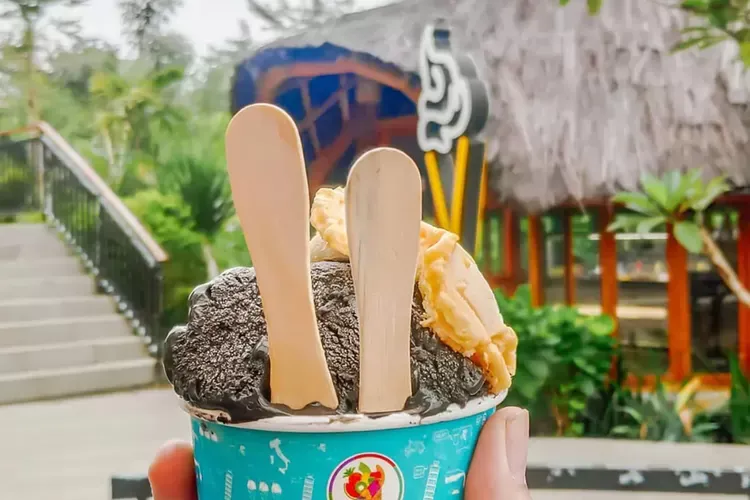Black Komodo Ice Cream (source: indonesia.travel)