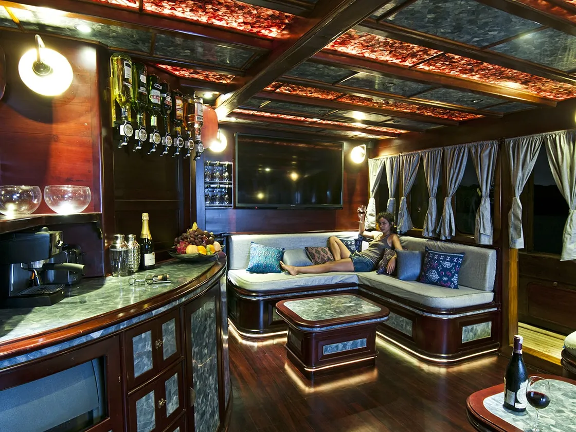 Manta Mae Lounge & Bar | Boat Komodo Trip | Komodo Tour | Raja Ampat Tour