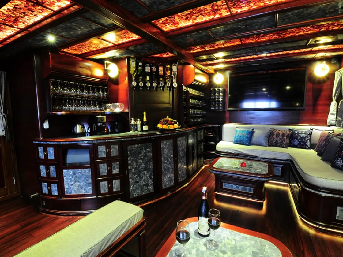 Manta Mae Lounge & Bar | Boat Komodo Trip | Komodo Tour | Raja Ampat Tour