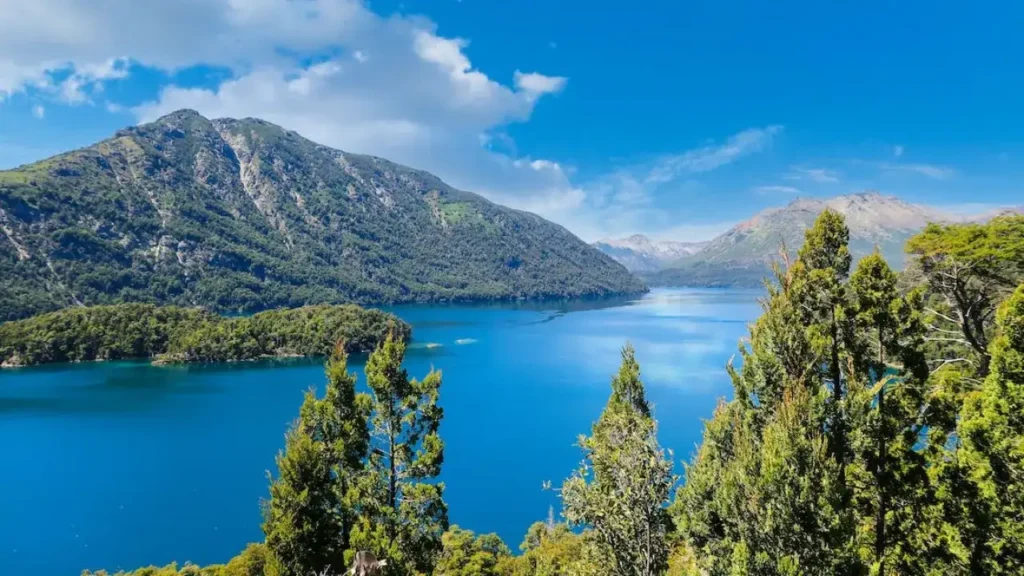 Sano Nggoang Lake (source watutiri.com)