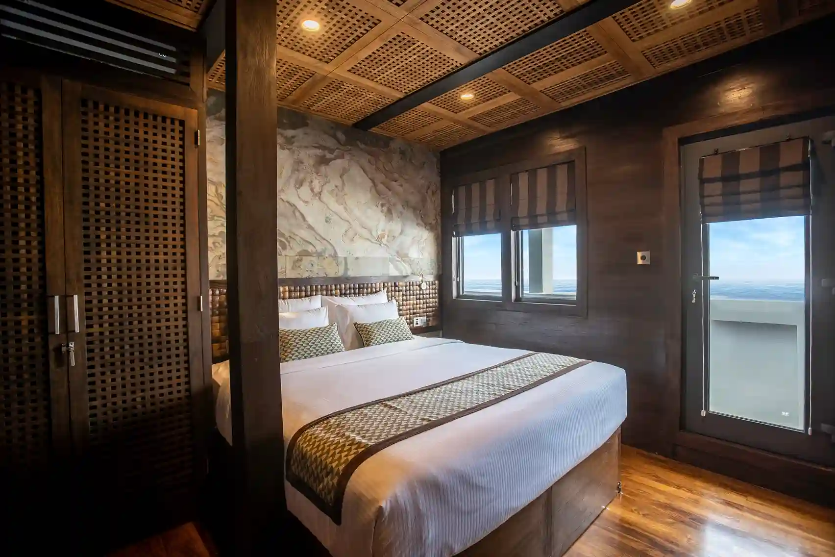 Crowrie Cabin Scubaspa Zen Liveaboard Phinisi Boat Charter | Komodo trip | Raja Ampat trip | Boat Komodo Trip