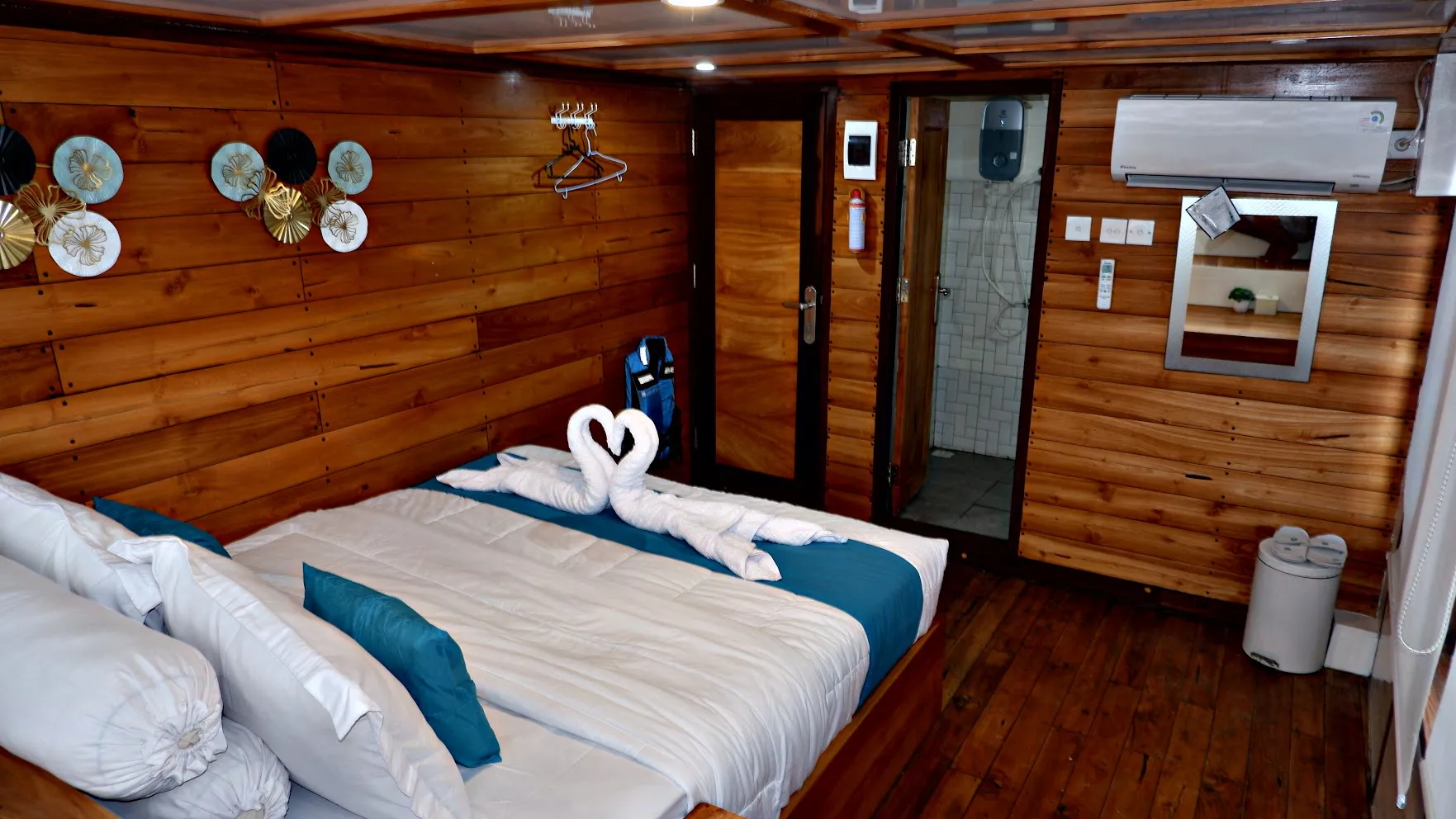 Paus Cabin - Komodo to Lombok