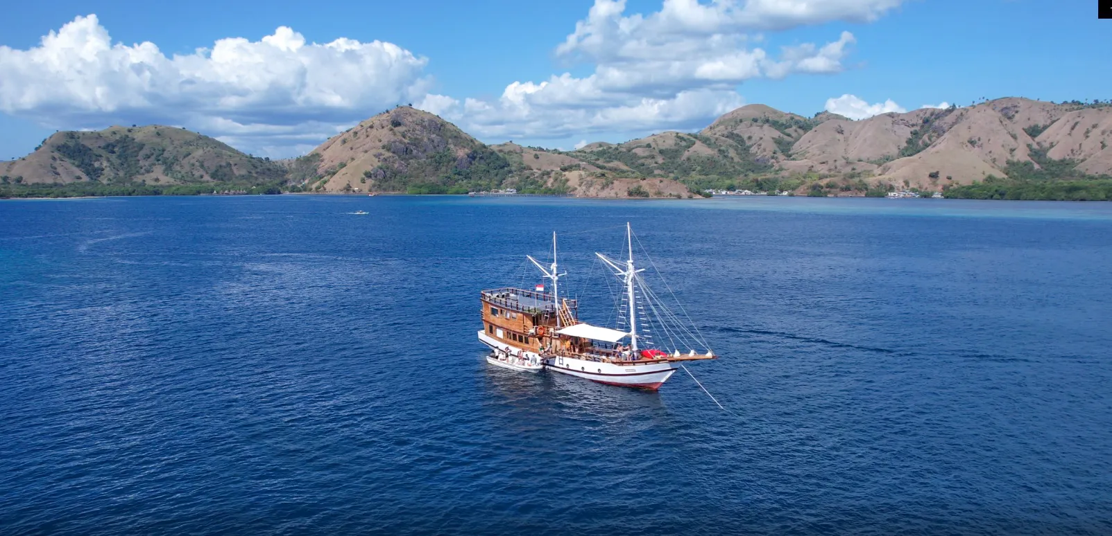 Exterior Andalucia II Phinisi | Komodo Boat Charter | Komodo Trip