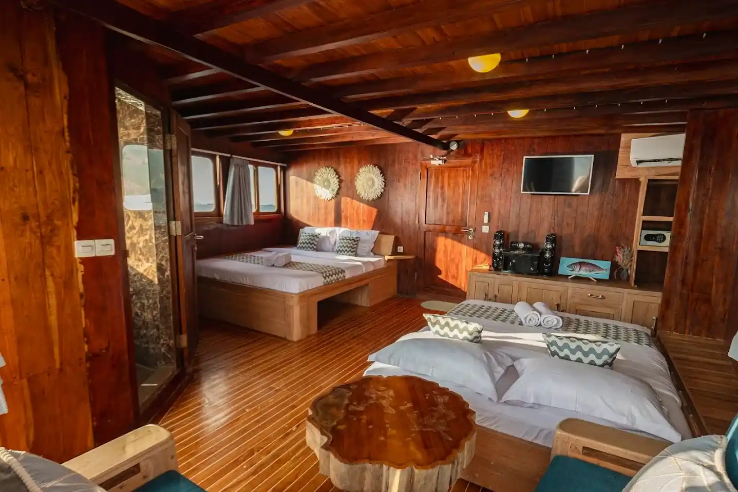 Master Cabin on Cajoma V Phinisi Boat Charter | Liveaboard | Komodo Tour | Boat Komodo Trip