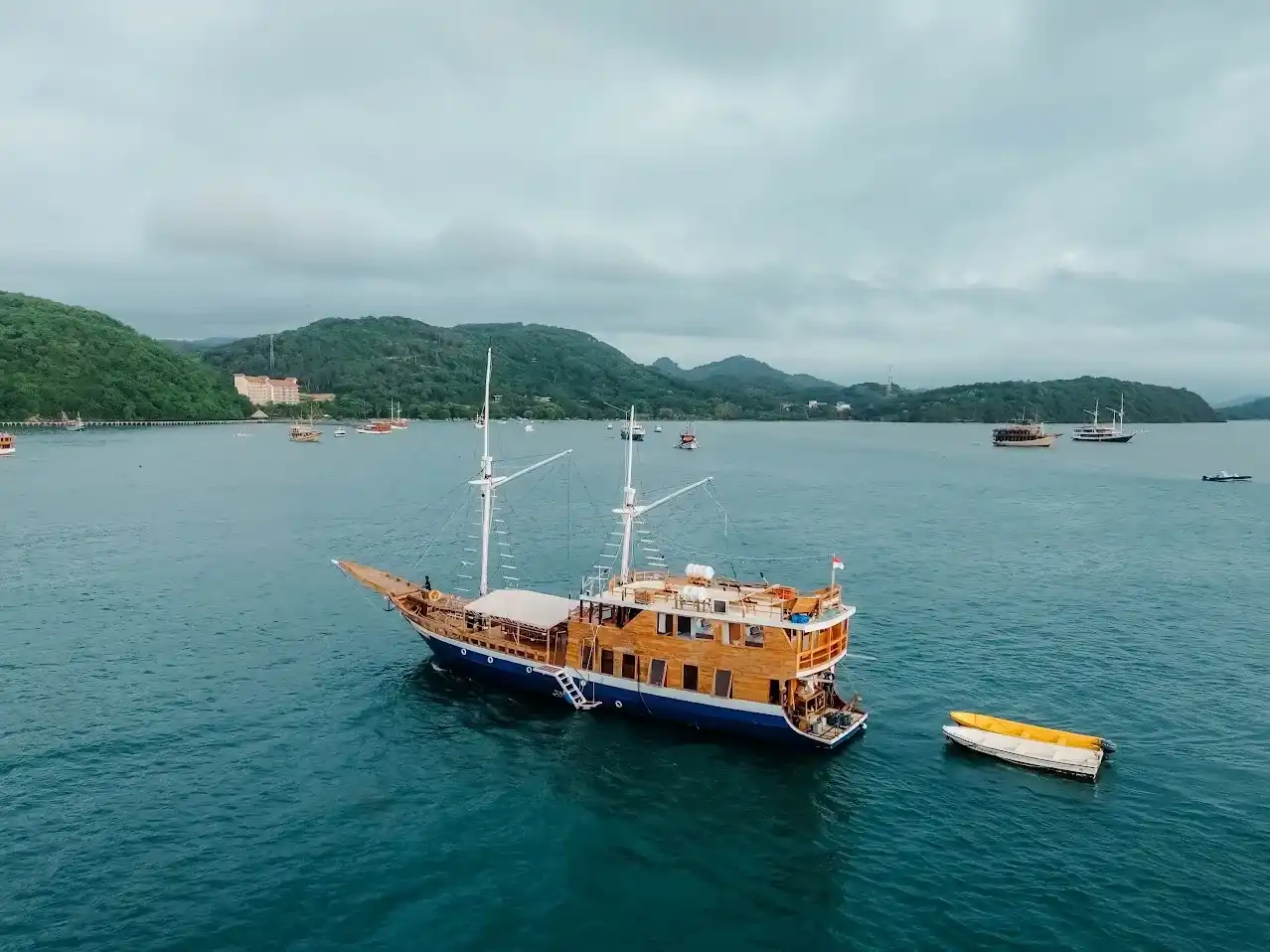 Maipa Deapati Phinisi Boat Charter | Komodo Tour | Boat Komodo Trip