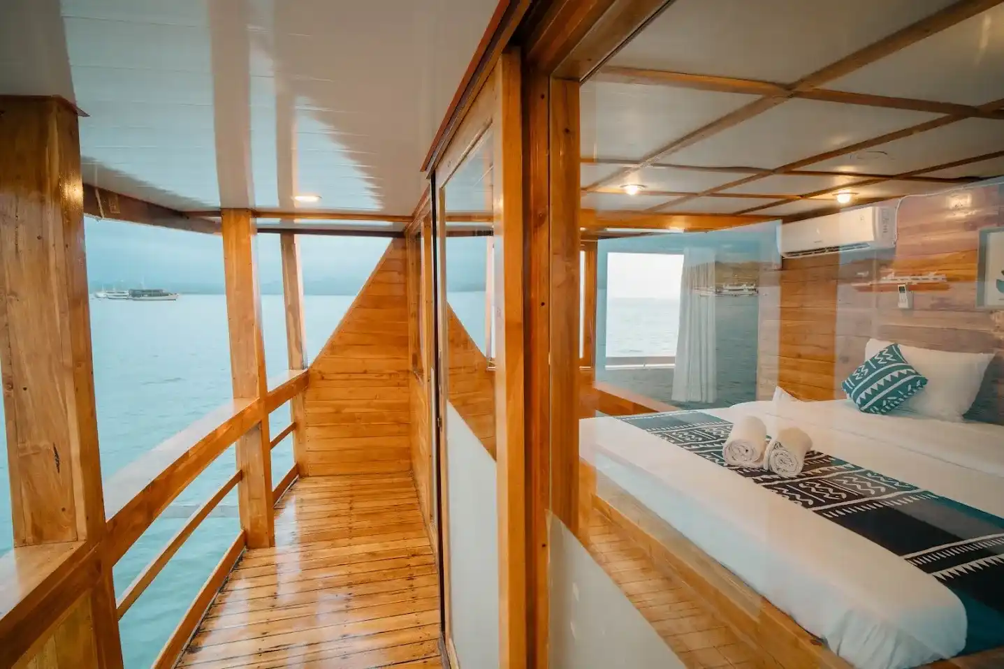 Maipa Deapati Phinisi Boat Charter | Master Cabin | Komodo Tour | Boat Komodo Trip