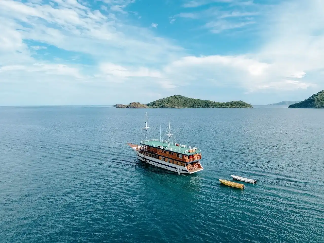 Alore Phinisi Boat Charter | Komodo Tour | Boat Komodo Trip