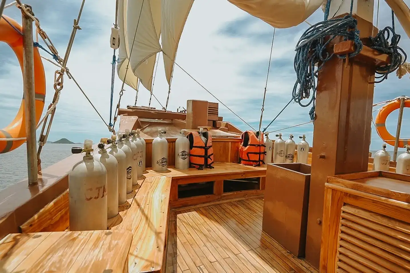 Cajoma IV Phinisi Boat Charter | Divedeck | Liveaboard | Komodo Tour | Boat Komodo Trip