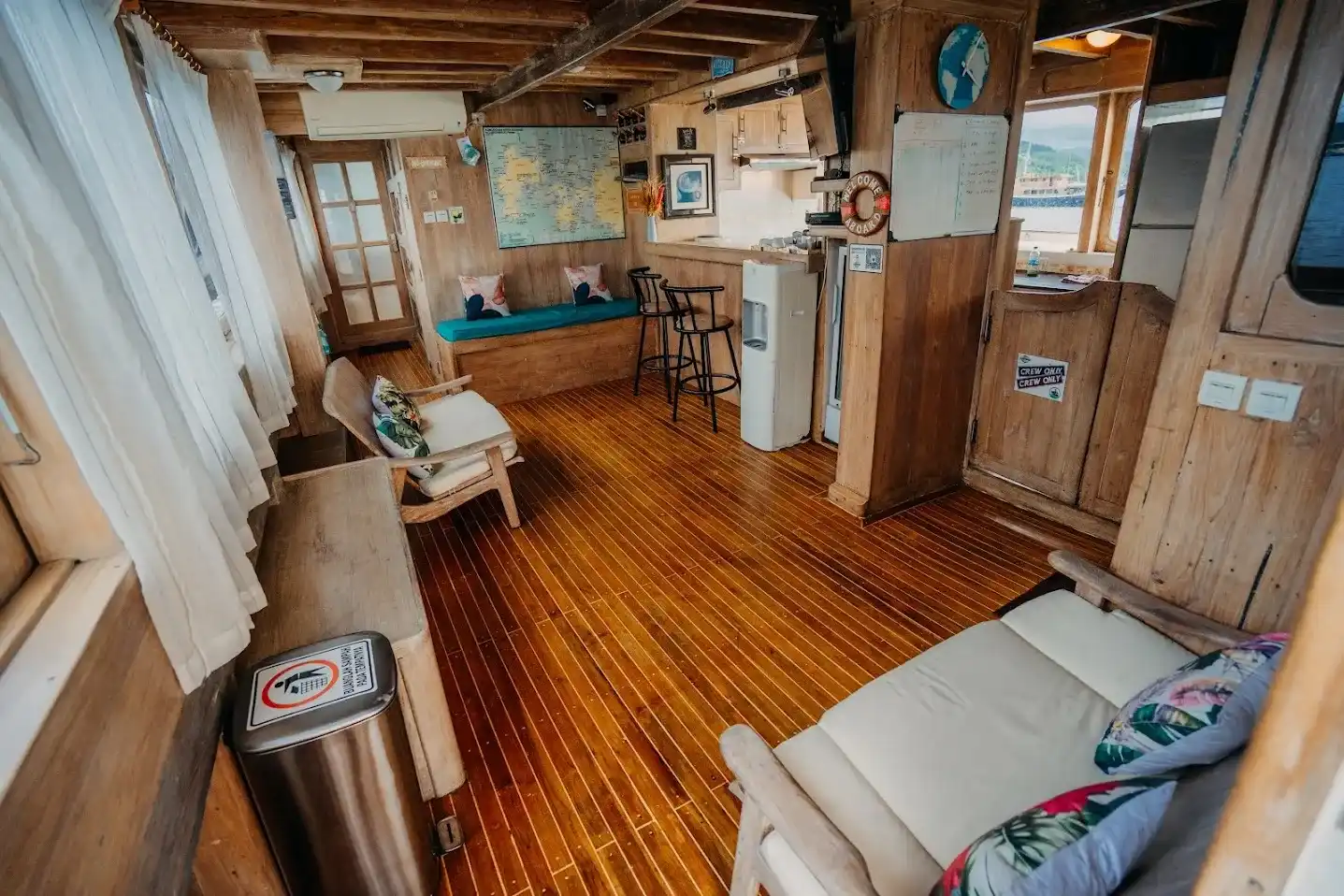 Cajoma IV Phinisi Boat Charter | Living Room | Liveaboard | Komodo Tour | Boat Komodo Trip