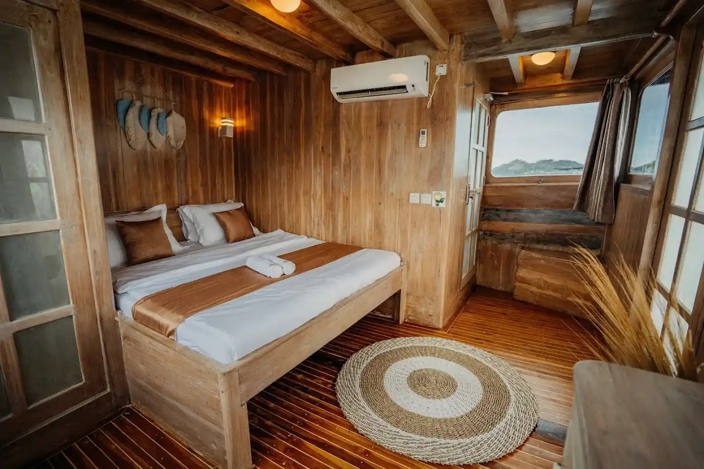 Cajoma IV Phinisi Boat Charter | Master Cabin Bathroom | Liveaboard | Komodo Tour | Boat Komodo Trip