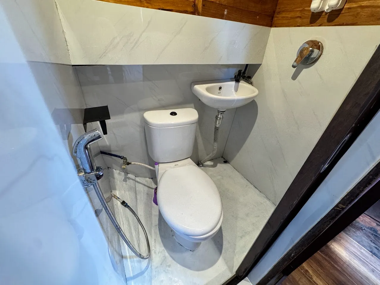 Cabin 1 Bathroom on Floresta Phinisi | Komodo Island Tour | Boat Komodo Trip