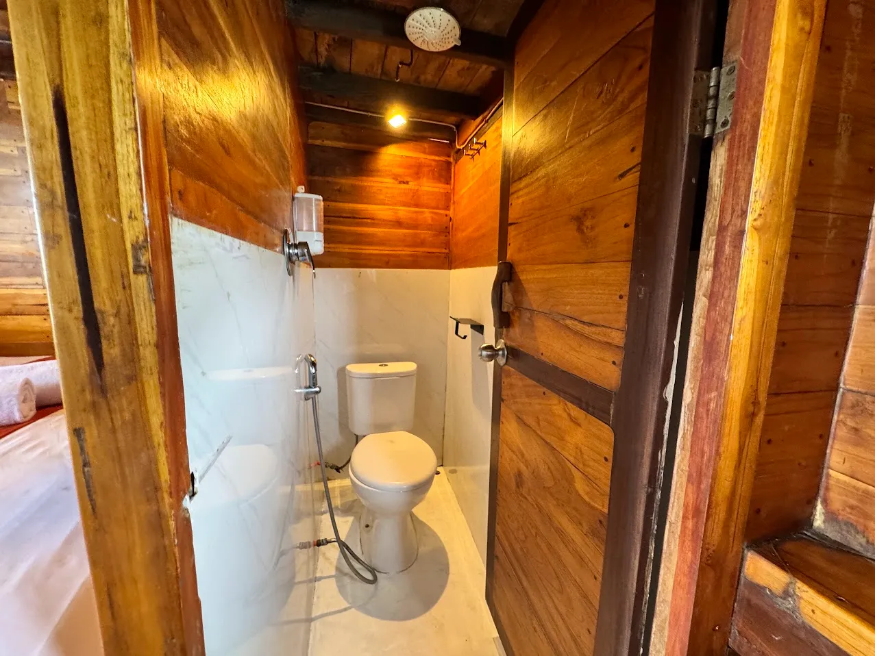 Cabin 3 Bathroom on Floresta Phinisi | Komodo Island Tour | Boat Komodo Trip