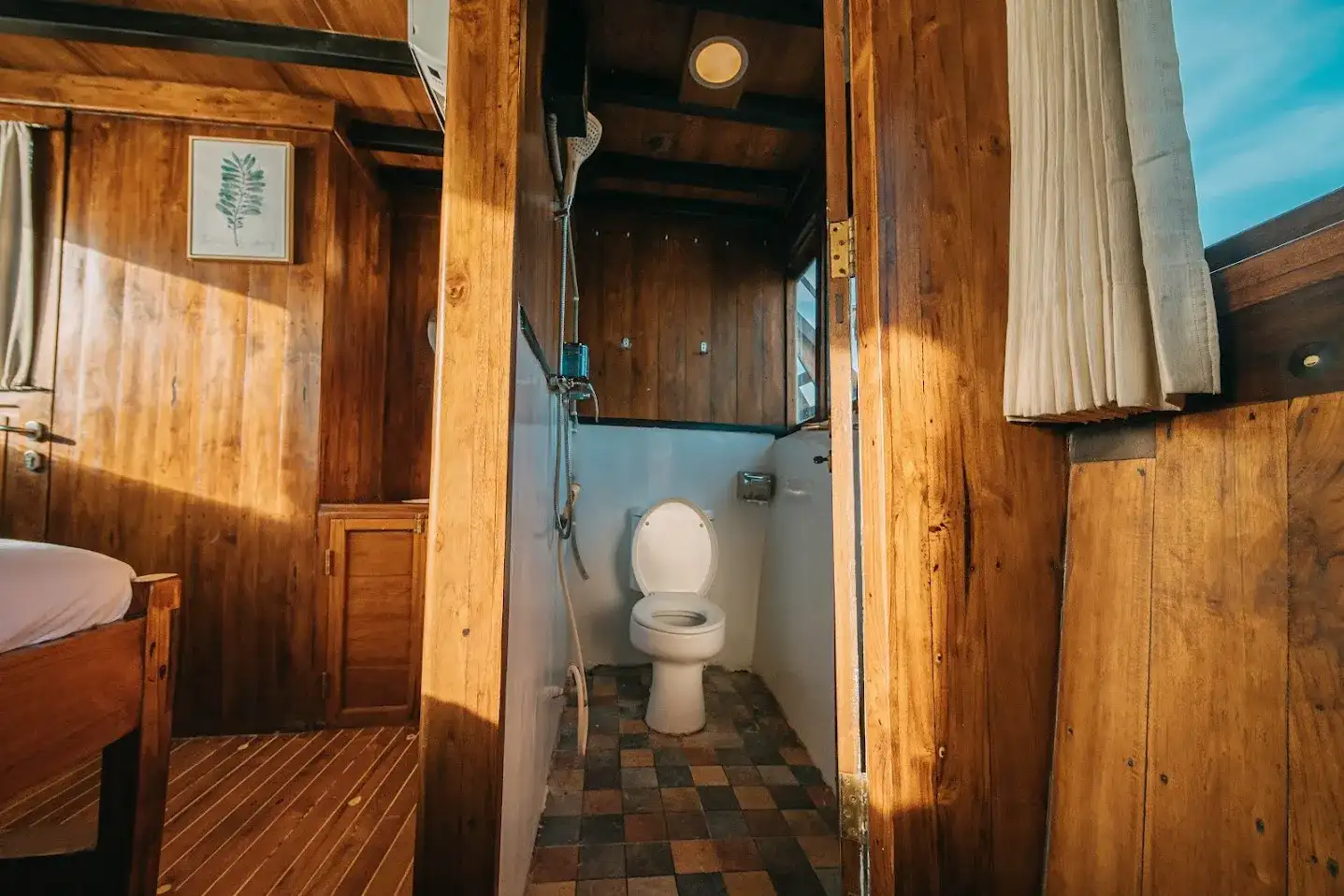 Master Cabin Bathroom on Jofiel Phinisi | Komodo Island Tour | Boat Komodo Trip