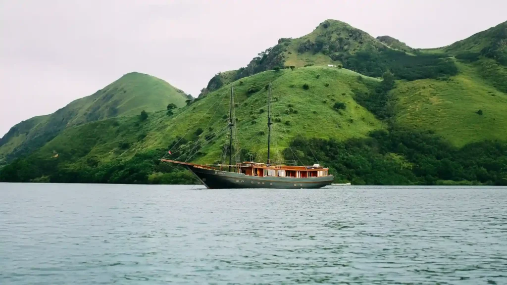 Angelica Phinisi | Boat Komodo Trip