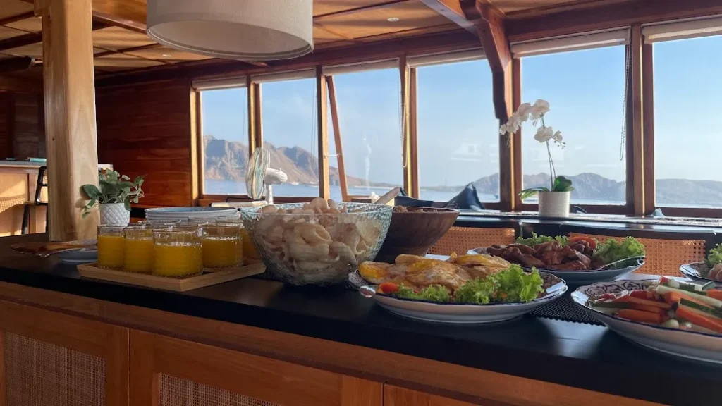 Day 2 Lunch in Luxury Phinisi | Komodo island tour | Eduard Fernando