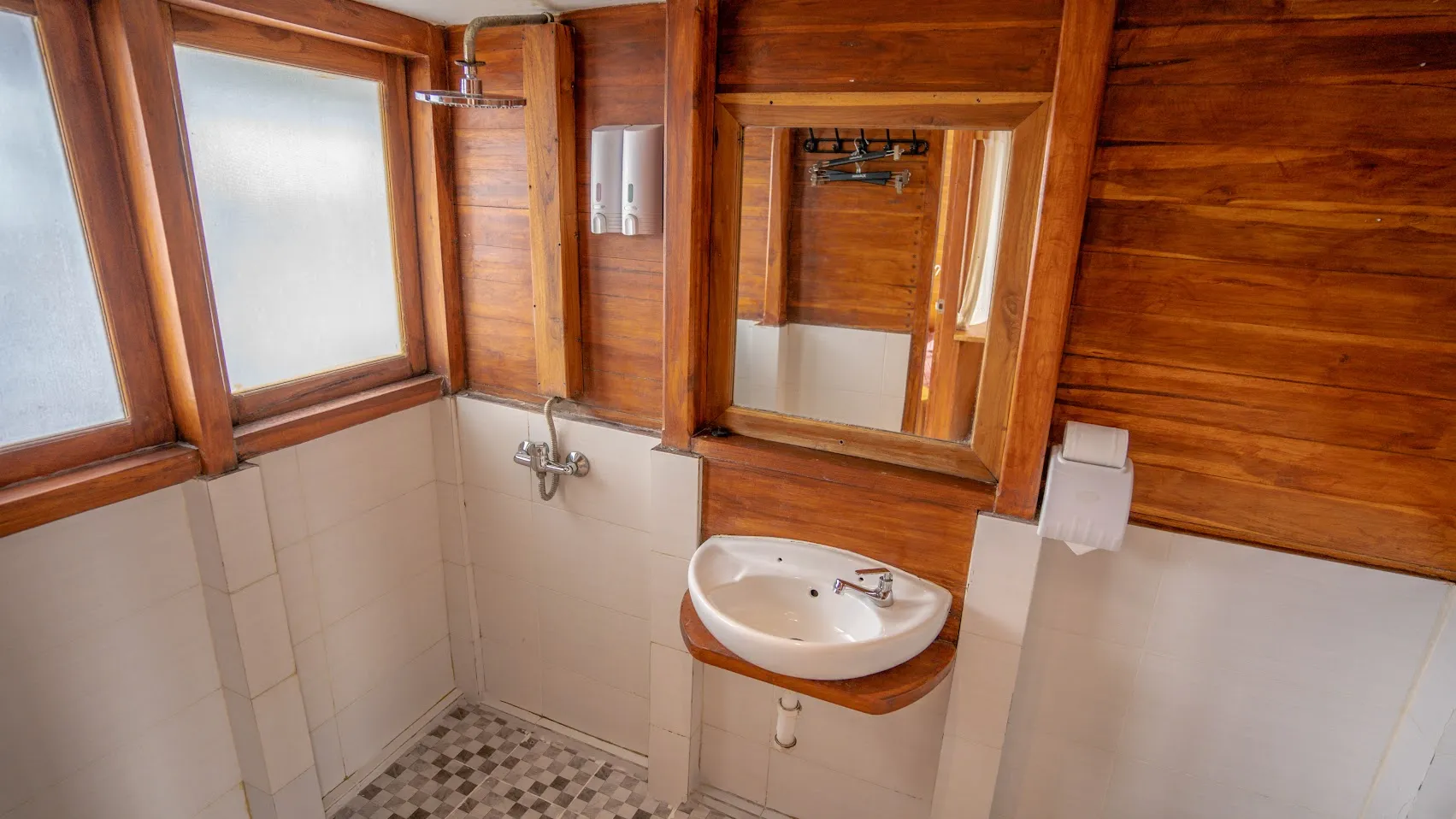 Kanha Loka Phinisi Boat Charter | Boat Komodo Trip