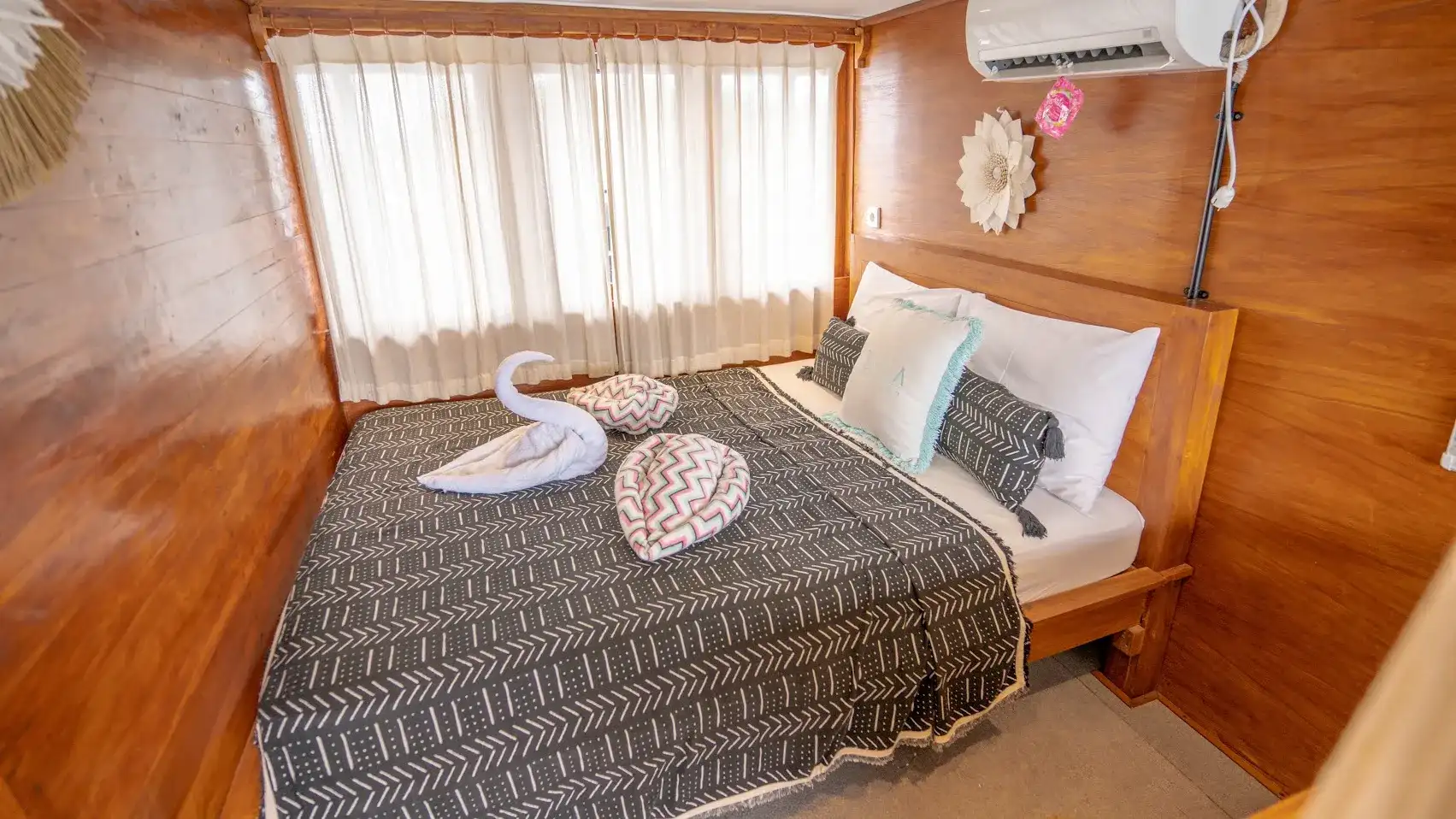 Kanha Loka Phinisi Boat Charter | Boat Komodo Trip