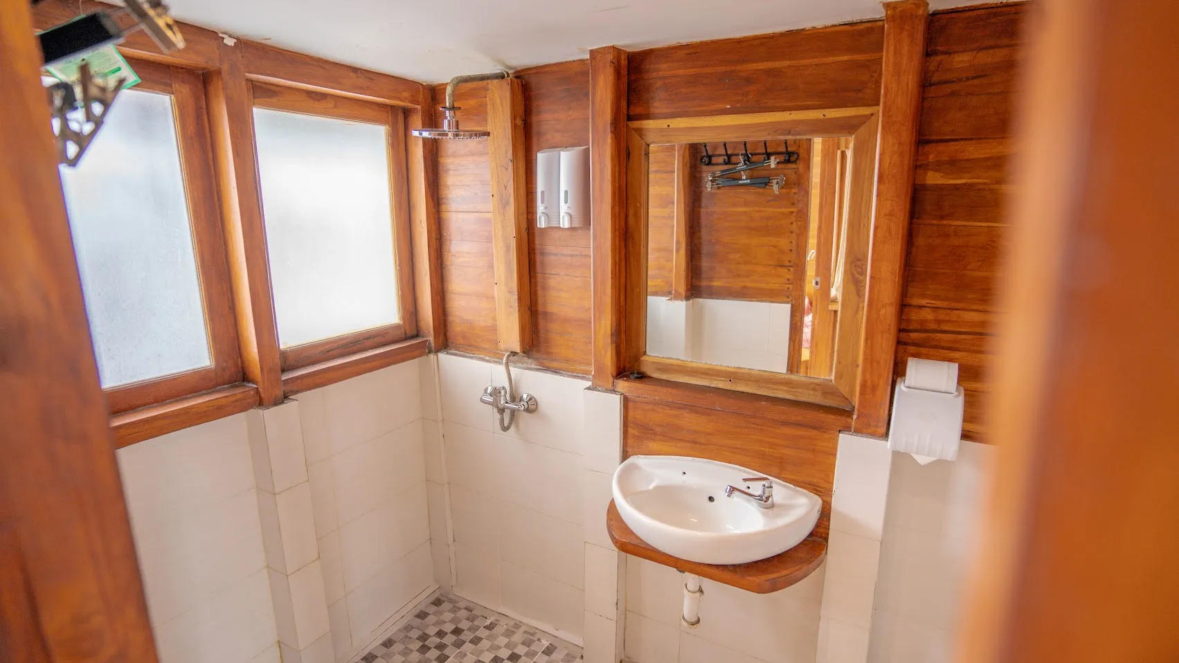 Kanha Loka Phinisi Boat Charter | Boat Komodo Trip