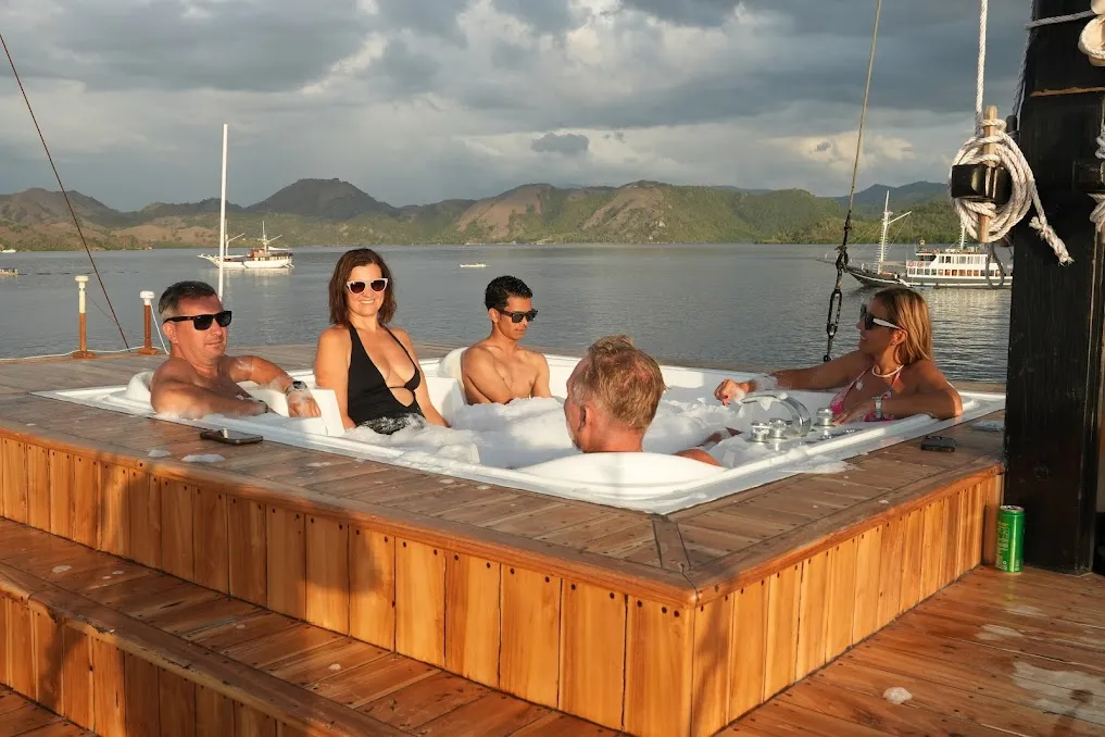 Jacuzzi On sunset Komodo island | komodo island tour review | eduard fernando
