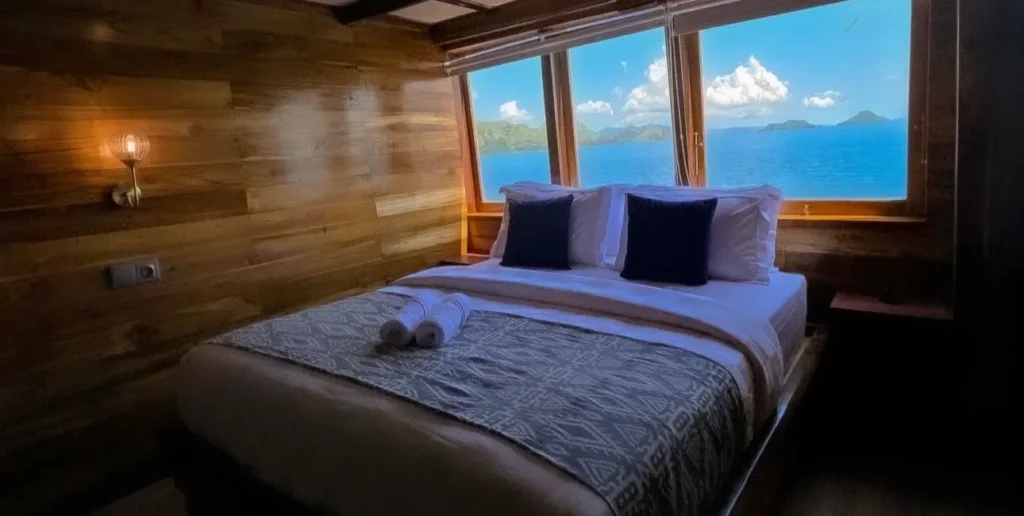 Java Cabin | Raffles Cruise | Komodo Tour | Boat Komodo Trip