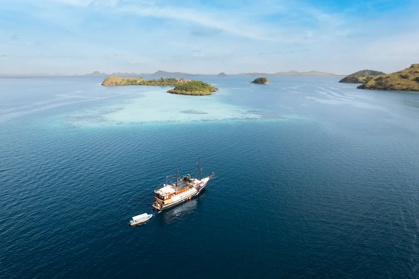 Kanha Loka Phinisi Boat Charter | Boat Komodo Trip