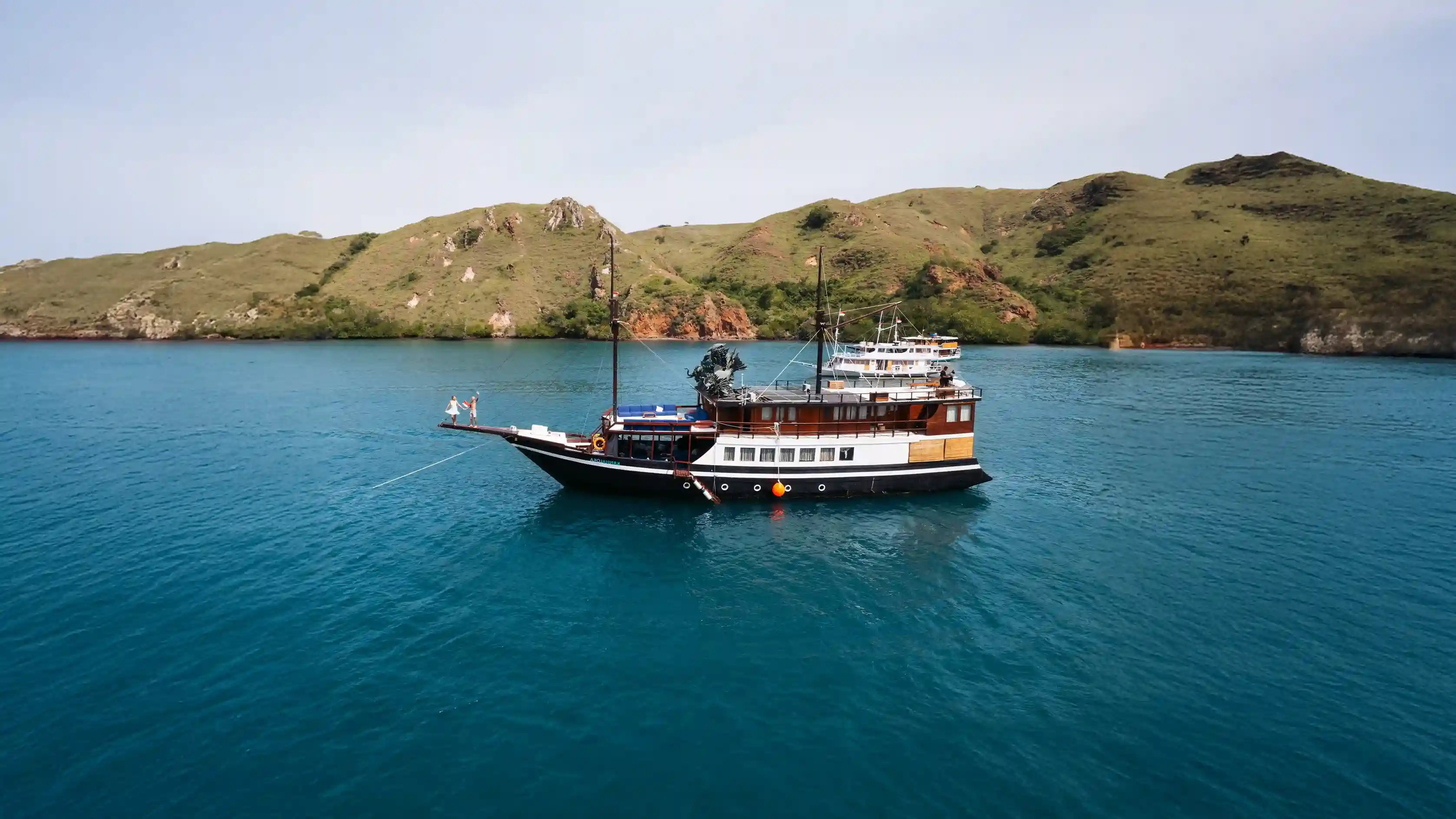 Kanha Loka Phinisi Boat Charter | Boat Komodo Trip