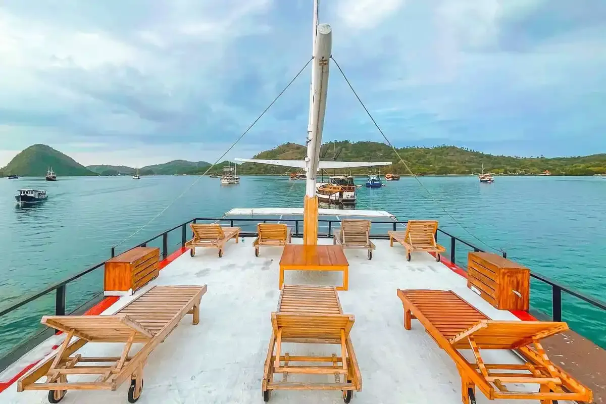 Kanha Loka Phinisi Boat Charter | Boat Komodo Trip