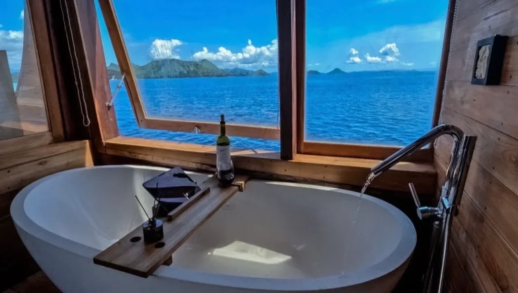 Malacca II | Raffles Cruise | Komodo Tour | Boat Komodo Trip