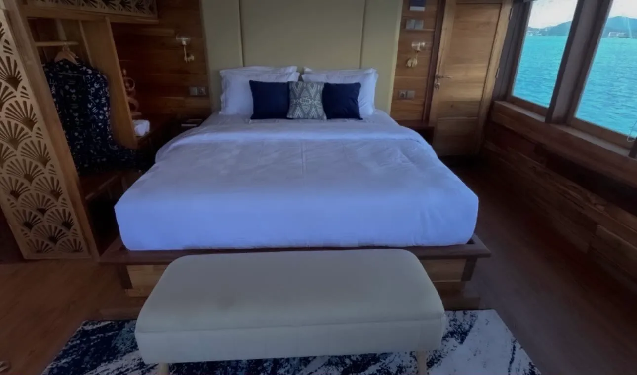 Malacca II | Raffles Cruise | Komodo Tour | Boat Komodo Trip