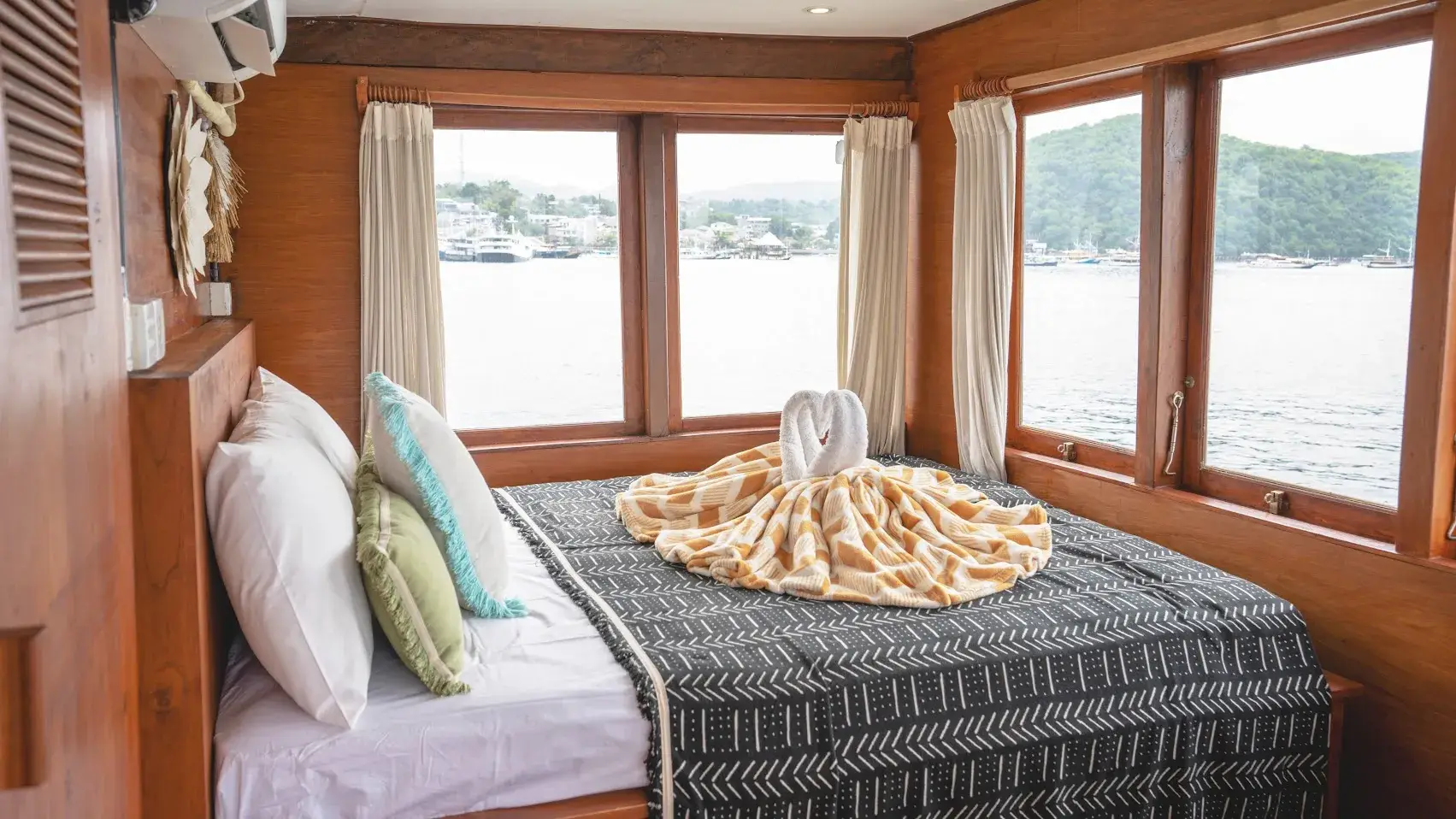 Kanha Loka Phinisi Boat Charter | Boat Komodo Trip