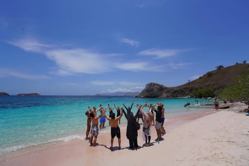 Pink beach Indonesia | Komodo island tour | Eduard Fernando