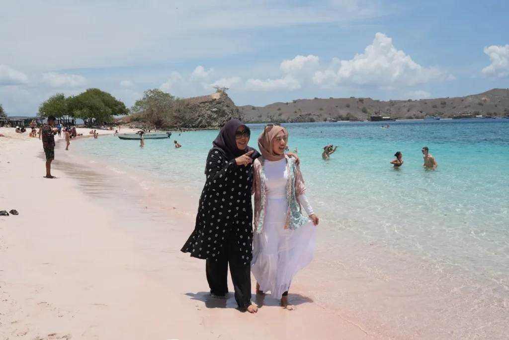 Pink beach indonesia | Komodo island tour review | Eduard fernando