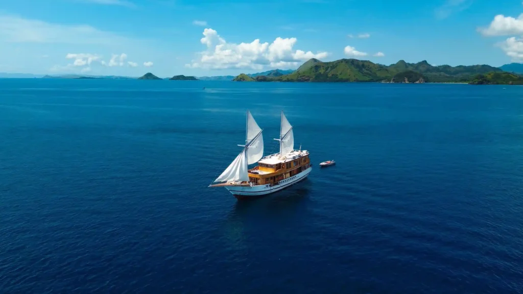 Raffles Cruise Phinisi | Boat Komodo Trip