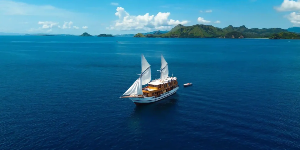 Raffles Cruise Phinisi | Komodo Tour | Boat Komodo Trip