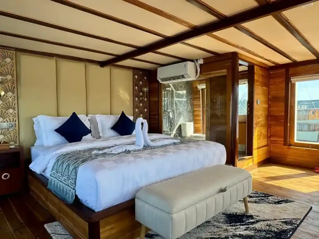 Raffles Cruise | Komodo Tour | Boat Komodo Trip