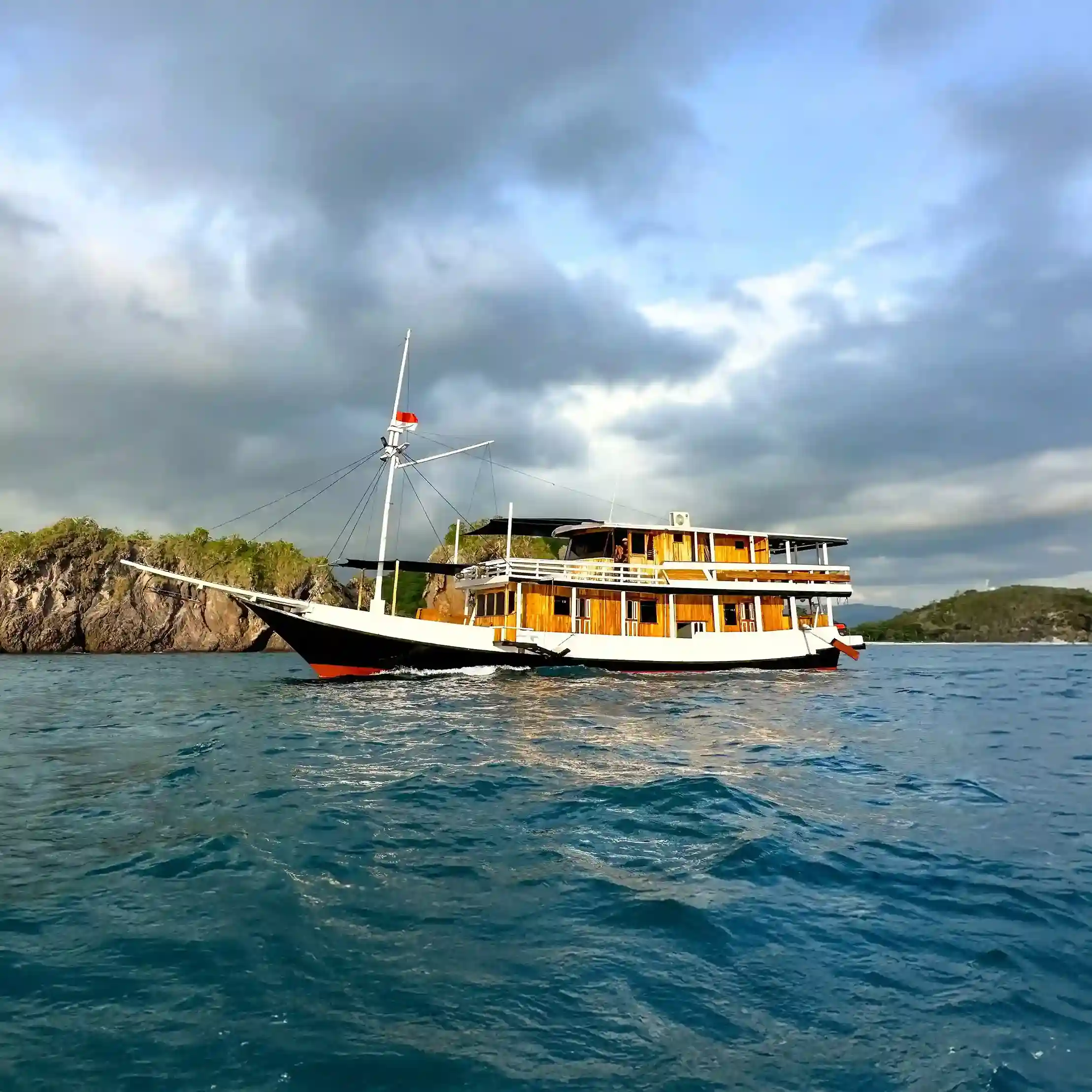 Santemako Phinisi Boat Charter: Unforgettable Journeys to Komodo Island