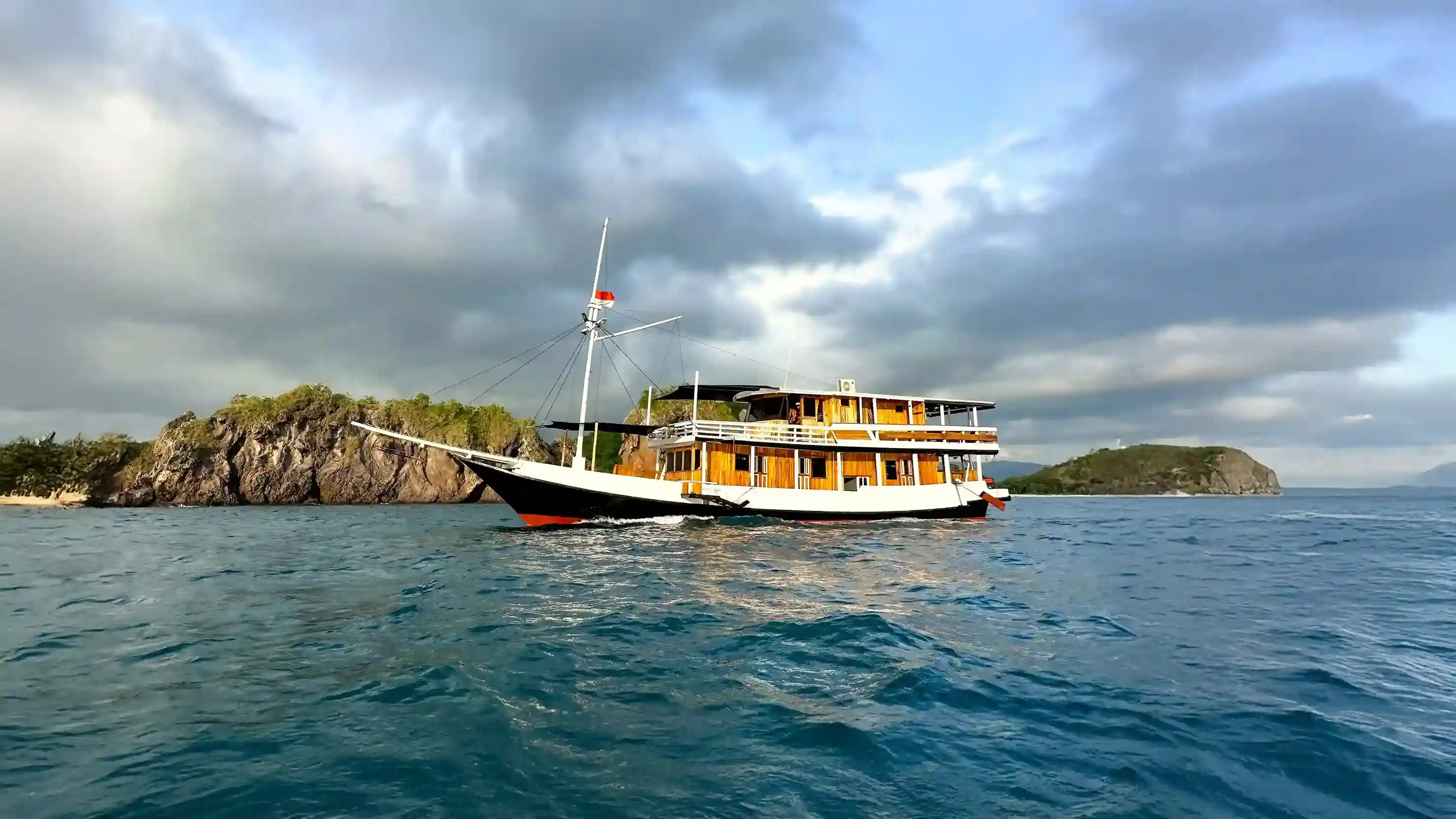 Santemako Cruise Phinisi | Komodo Tour | Boat Komodo Trip