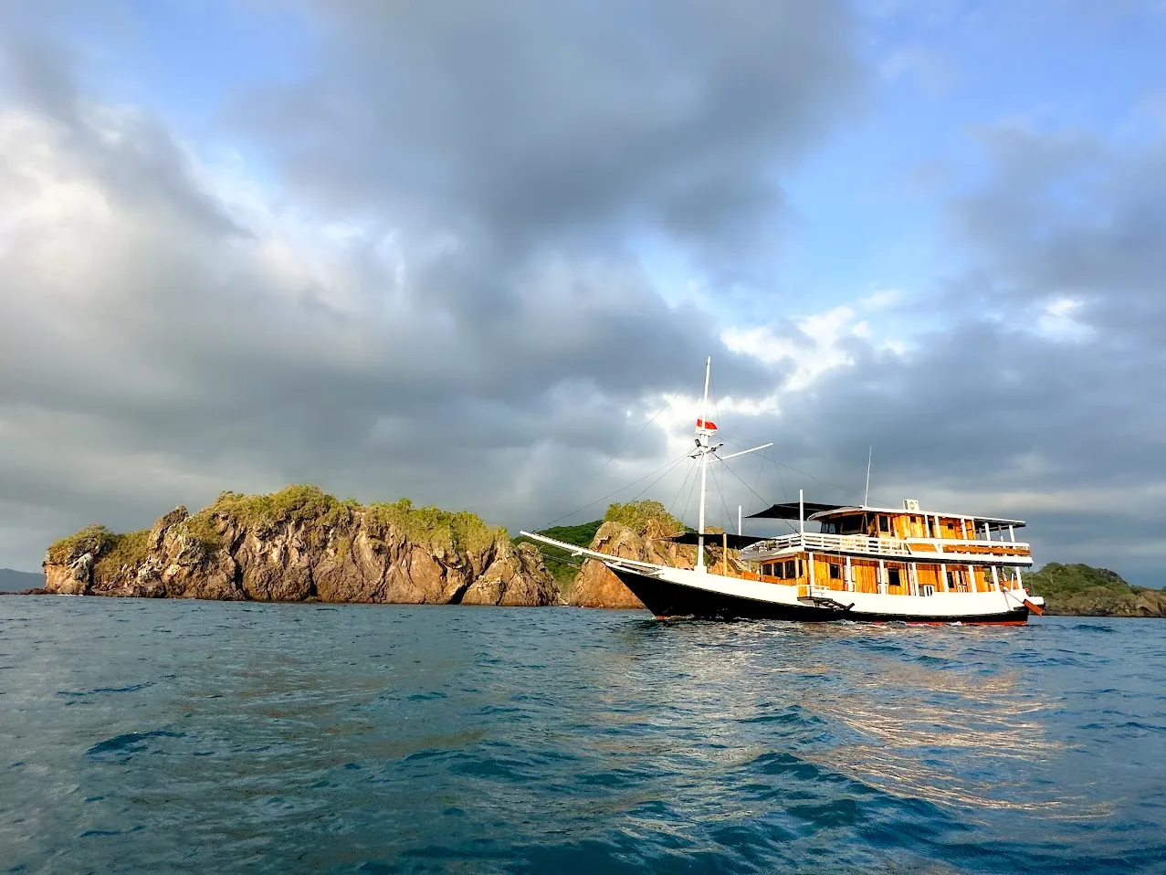 Santemako Phinisi | Komodo Tour | Boat Komodo Trip