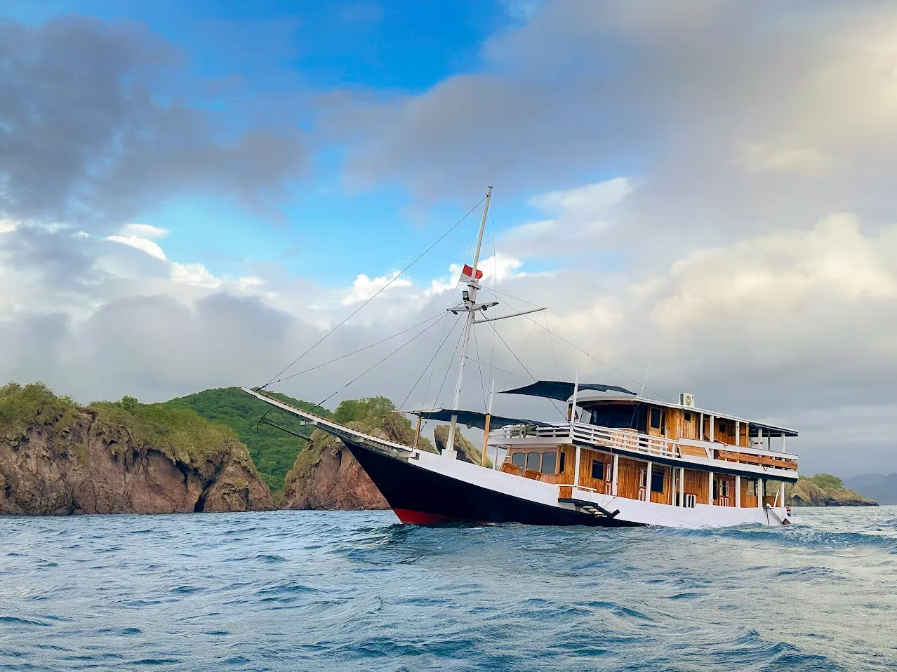 Santemako Phinisi | Komodo Tour | Boat Komodo Trip