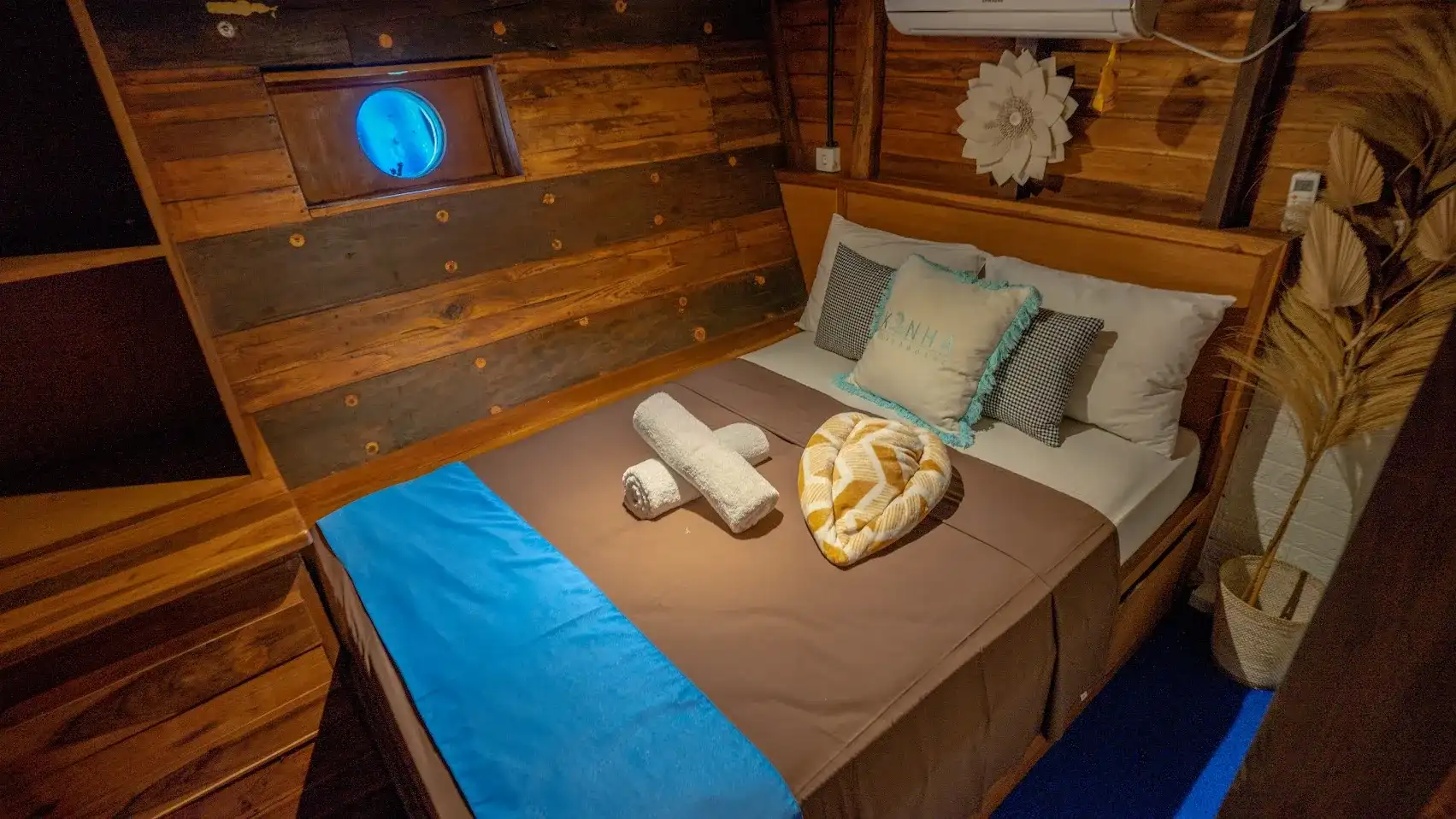 Kanha Loka Phinisi Boat Charter | Boat Komodo Trip