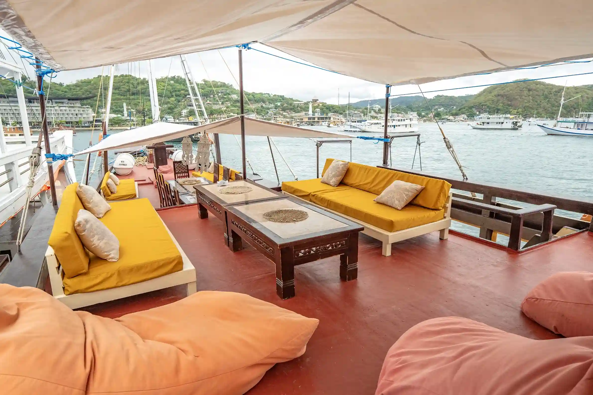 Alfathran Chill Area | Alfathran Boat Charter Phinisi | boatkomodotrip