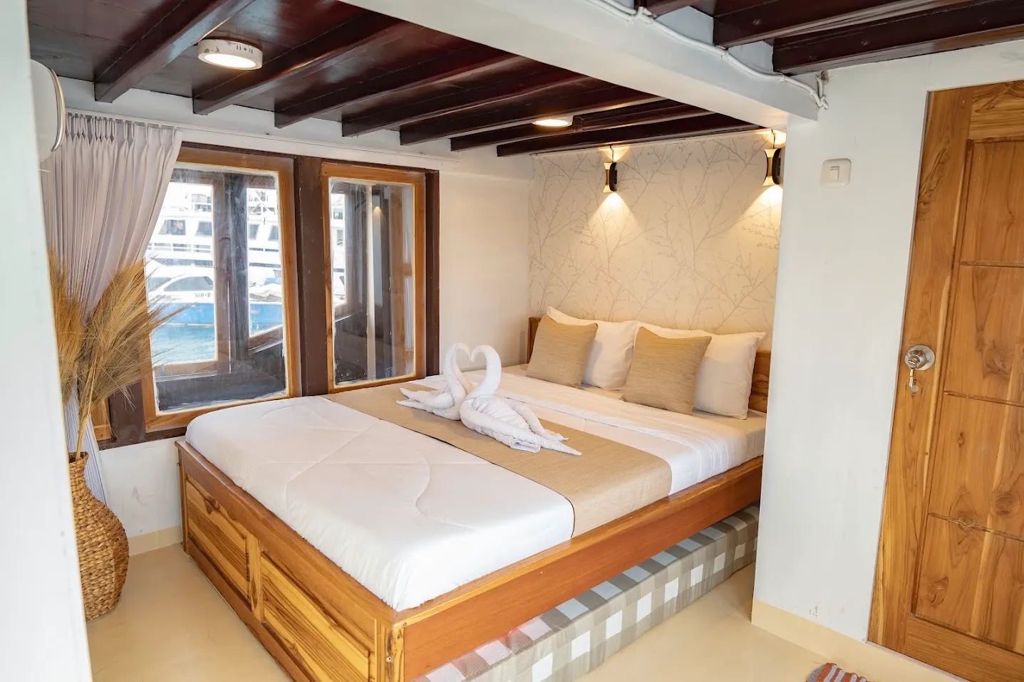 Alfathran Phinisi Boat Charter |Alfathran Deluxe Full Ocean Cabin | Boat Komodo Trip